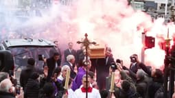 Les supporters marseillais rendent un dernier hommage à Rolland Courbis, le 17 janvier 2026