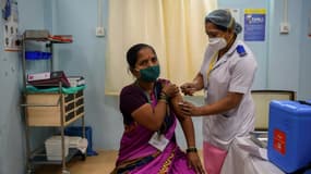 Une soignante administre une dose de vaccin anti-Covid-19 à une de ses collègues à l'hôpital Rajawadi de Bombay, en Inde, le 19 janvier 2021