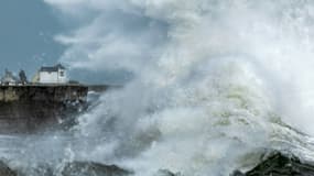 Dès mercredi minuit et jusqu'à jeudi 10h, le Finistère, les Côtes-d'Armor et la Manche seront placés en vigilance rouge vent, soit le niveau maximal d'alerte