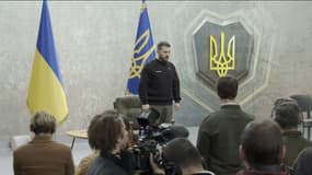 Volodymyr Zelensky observe une minute de silence en hommage aux journalistes tués en couvrant la guerre en Ukraine, lors d'une conférence de presse à Kiev, le 24 février 2023