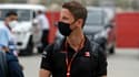 Le pilote français Romain Grosjean à son arrivée sur le circuit de Sakhir pour le GP de Bahreïn, le 27 novembre 2020 