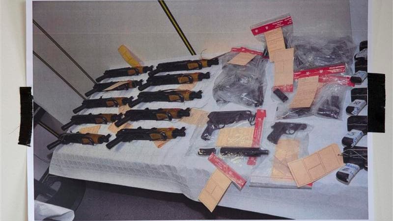 Une photocopie montrant la saisie d'un important arsenal d'armes à Danjoutin, bourgade de 3.500 habitants du Territoire-de-Belfort, exposée mercredi à Paris lors d'une conférence de presse. Le principal suspect, interpellé avec deux "grossistes" présumés,