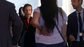 Jesse Hughes, le chanteur des Eagles of Death Metal, à son arrivé à la cour d'assises spéciale qui juge les attentats du 13-Novembre.