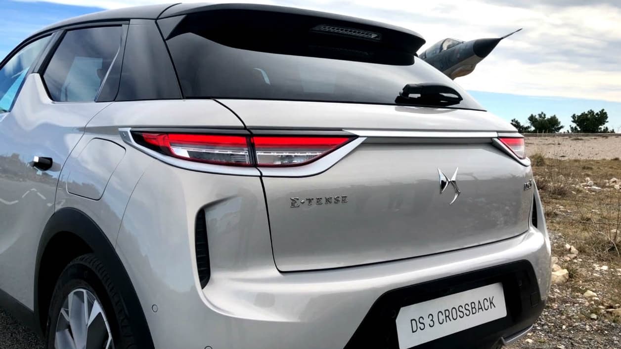 Le terme 'E-Tense' désigne les véhicules hybrides et électriques de la marque DS. Le DS3 Crossback est la première voiture électrique de la marque, mais le second à porter ce nom E-Tense, derrière le DS7 Crossback hybride rechargeable.
