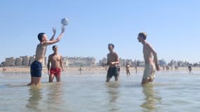 Des jeunes jouant au volley sur une plage à Saint-Malo (Photo d'illustration).