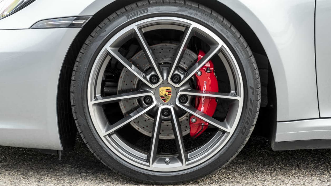 La 911-992 dispose de roues directrices en option, à 2268 euros en option.