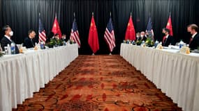 Les délégations chinoise et américaine à la première réunion de haut niveau entre les deux pays depuis l'élection du président des Etats-unis Joe Biden, le 18 mars 2021 à Anchorage, en Alaska