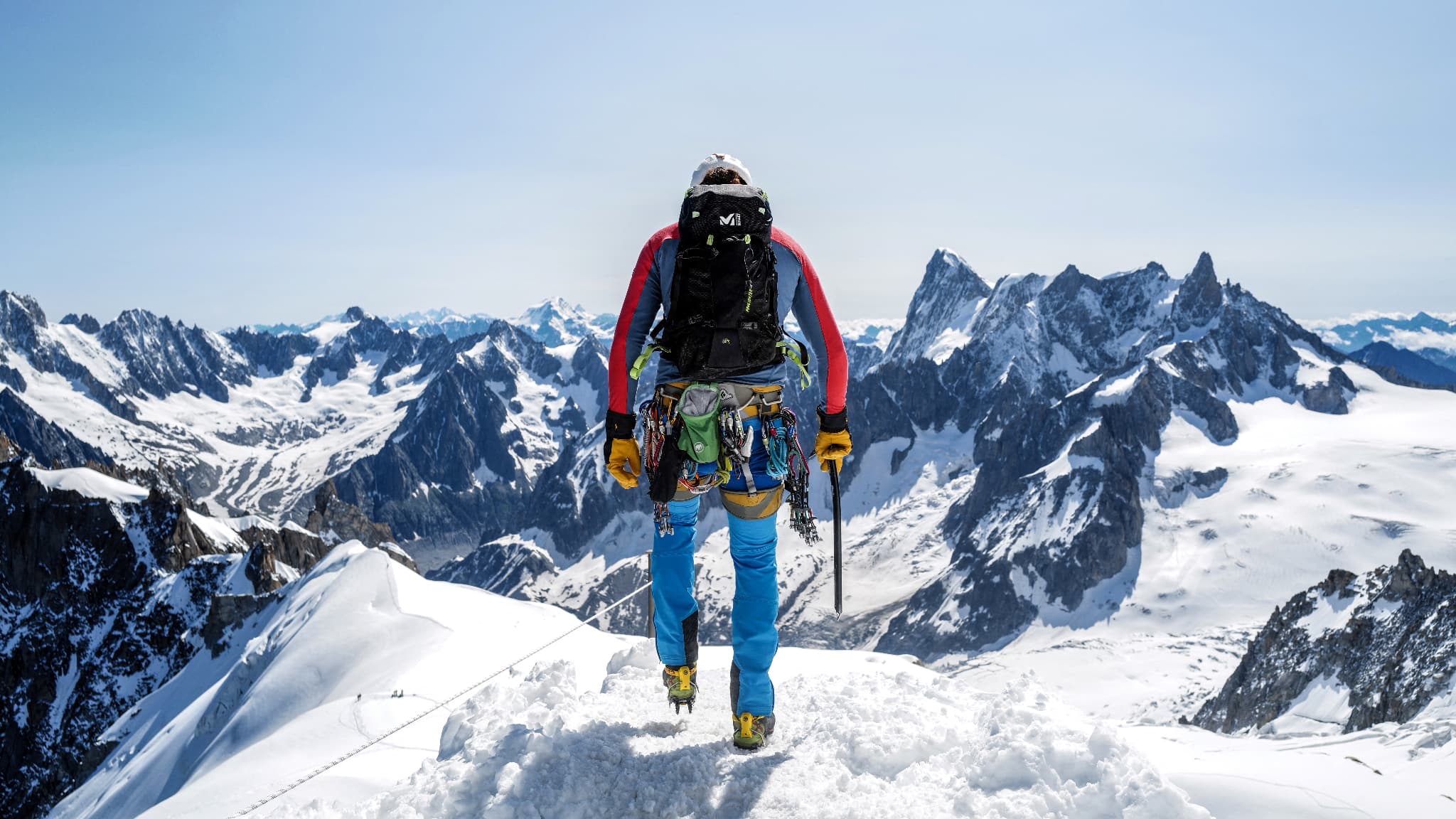 un italiano sale in cima al Monte Bianco e scende in elicottero, grande polemica nelle Alpi