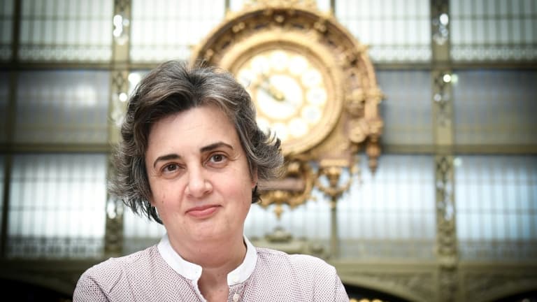 Laurence Des Cars, présidente du musée d'Orsay, pose dans l'ancienne gare reconvertie en musée, le 24 mars 2021