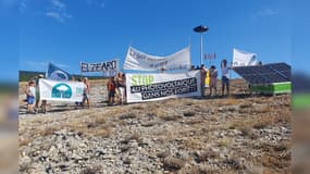 Une cinquantaine de manifestants s'étaient rassemblés mercredi pour protester contre le projet de centrale photovoltaïque.