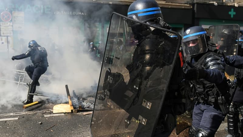 Violences à Paris lors du défilé du 1er-Mai: Darmanin et Mélenchon s'écharpent