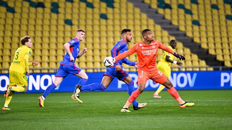 La relance d'Alban Lafont dans le huis clos de La Beaujoire pour Nantes-OL, 7 avril 2024