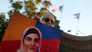 Une peinture de Mahdieh Esfandiari, brandie par une manifestante devant l’ambassade de France à Téhéran, réclamant sa libération