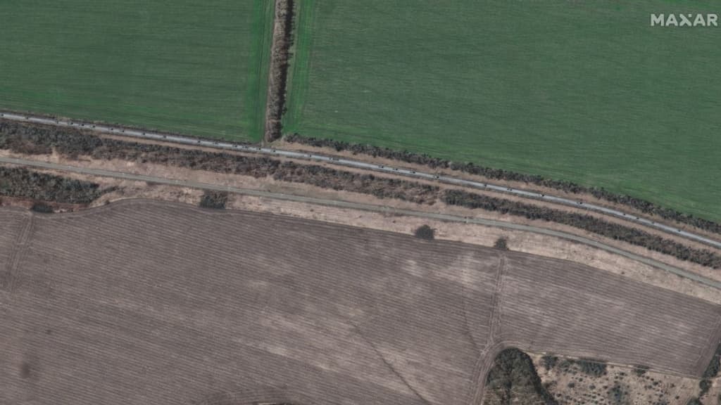 Un convoi militaire russe traverse la ville de Velykyi Burluk, située à l'est de Kharkiv. Un convoi militaire russe traverse la ville de Velykyi Burluk, située à l'est de Kharkiv.