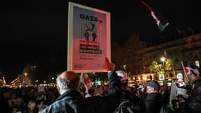 Un manifestant tient une pancarte indiquant « Libération immédiate du blocus de Gaza entre Israël et la Palestine » lors d'un rassemblement « en solidarité avec le peuple palestinien » sur la place de la République à Paris le 2 novembre 2023. 