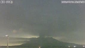 Cette vidéo prise le 24 juillet 2022 à partir des images en direct de la caméra de surveillance de l'Agence météorologique japonaise montre le Sakurajima après l'éruption dans la préfecture de Kagoshima.