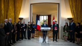 Le Premier ministre Gabriel Attal lors d'une cérémonie de remise de la Légion d'honneur au juge en chef de la Cour Suprême du Canada, à l'ambassade de France à Ottawa, le 10 avril 2024