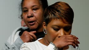 La veuve d'Eric Garner (à gauche) et la mère de Michael Brown, à New York le 26 novembre dernier.