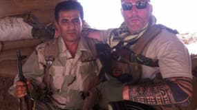 Un biker néerlandais pose aux côtés d'un combattant kurde, en Irak.