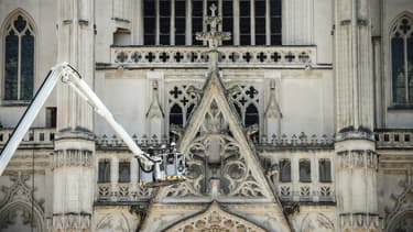 Des pompiers sur une grue après un incendie dans la cathédrale de Nantes, le 18 juillet 2020