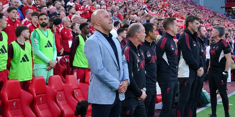 Arne Slot et le staff de Liverpool pendant un hommage à Diogo Jota à Anfield, le 15 août 2025