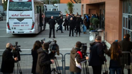 Des proches de victimes du crash de l'avion de la Germanwings arrivent à Marseille pour une première cérémonie de recueillement, le 23 mars 2016 Des proches de victimes du crash de l'avion de la Germanwings arrivent à Marseille pour une première cérémonie de recueillement, le 23 mars 2016