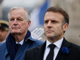 Emmanuel Macron (à droite) et le Premier ministre français Michel Barnier sont au garde-à-vous lors des commémorations marquant le 106e anniversaire de l'armistice du 11 novembre 1918, mettant fin à la Première Guerre mondiale, à Paris, le 11 novembre 2024.