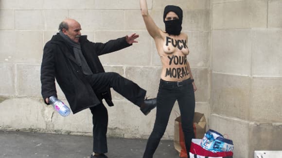 L'action des Femen devant la Grande Mosquée de Paris, le 3 avril. L'action des Femen devant la Grande Mosquée de Paris, le 3 avril.
