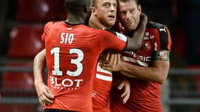 Kamil Grosicki félicité par Giovanni SIo et Sylvain Armand