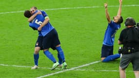 Giorgio Chielliini embrasse Manuel Locatelli après la séance de tirs au but victorieuse face à l'Angleterre