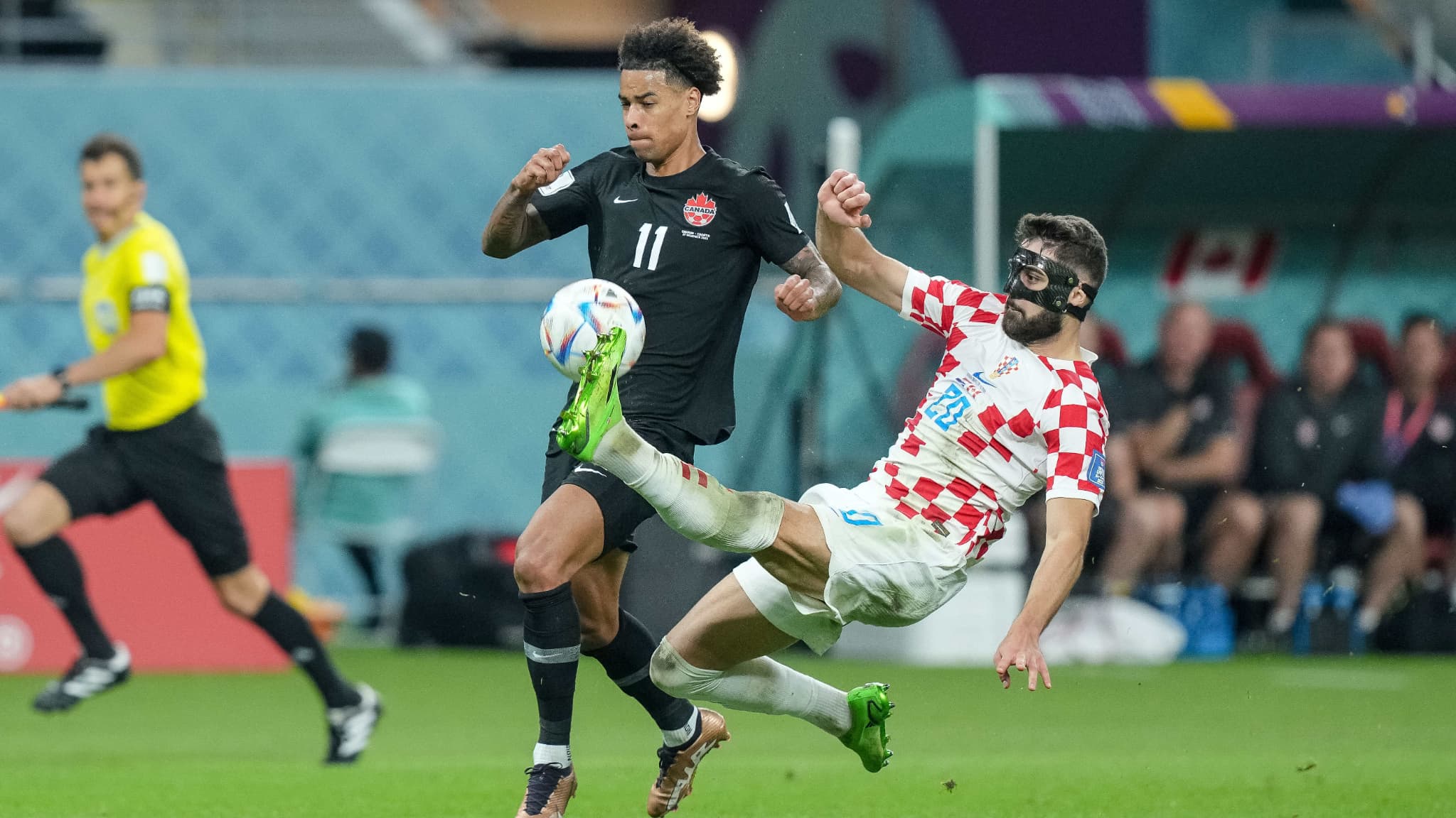 Un tacle de Joško Gvardiol Gvardiol face au Canada lors du Mondial 2022 Un tacle de Joško Gvardiol Gvardiol face au Canada lors du Mondial 2022