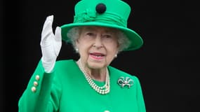 Elizabeth II saluant la foule, le 5 juin 2021