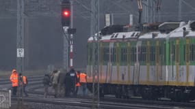 Des enquêteurs examinent les voies ferrées endommagées lors d'une explosion survenue le 17 novembre 2025 sur la ligne ferroviaire à Mika, près de Garwolin, dans le centre de la Pologne. 