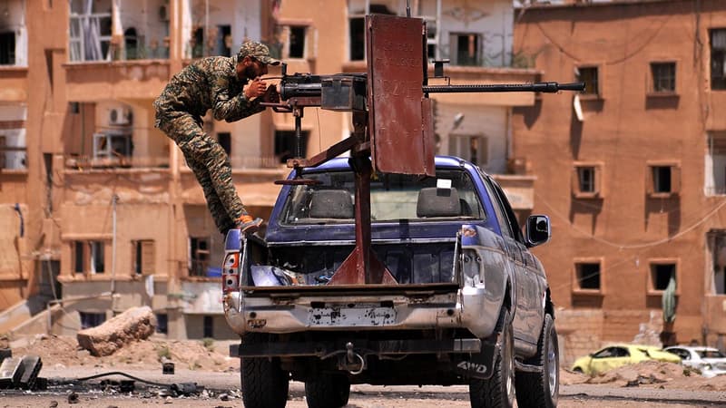 Un combattant kurde des YPG en faction à Al-Nashwa, en juillet 2015.