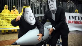 Des militants de l'ICAN portant des masques de Kim Jong-Un et de Donald Trump.