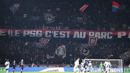 La banderole des supporters parisiens au Parc des Princes face au Paris FC le dimanche 4 janvier 2026
