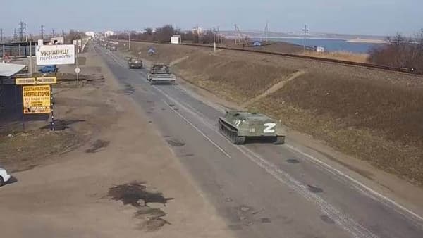 Des blindés russes lors de l'invasion de l'Ukraine le 24 février filmés depuis une caméra de vidéo surveillance. La lettre Z est bien visible, peinte en blanc à l'arrière du véhicule
