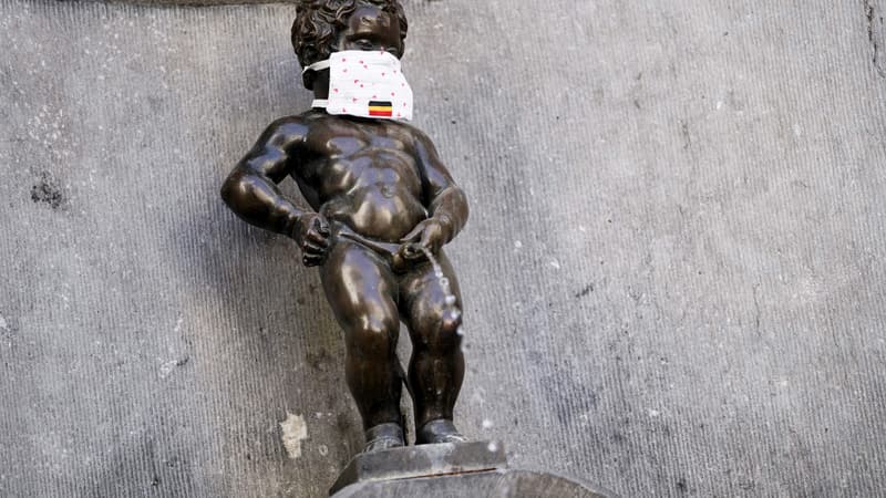 Le Manneken-Pis revêtu d'un masque.
