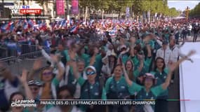 Parade des JO: 1200 volontaires bénévoles défilent sur les Champs-Élysées 