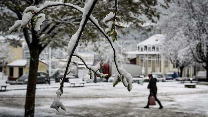 Un passant marche dans les rues de Saint-Étienne (Loire) sous la neige, le 1 avril 2022. 