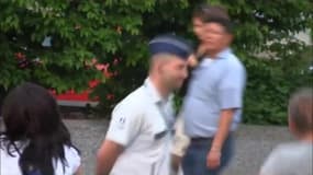 Un policier belge se met à danser lors d’une fête alors qu’il est en service