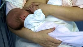 Une femme allaite son enfant (photo d'illustration)