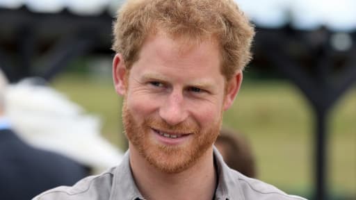 Le prince Harry a avoué se sentir "nerveux" avant de se faire piquer au bout d'un doigt.