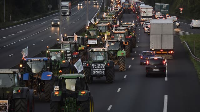 Des agriculteurs remontent l'A1 vers Paris, ce jeudi 3 septembre.