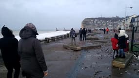 Dégâts de la tempête Eleanor sur le front de mer à Fécamp - Témoins BFMTV