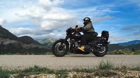 Une participante du festival "Femmes et Moto", à Aspres-sur-Buech, dans les Hautes-Alpes, 23 septembre 2022