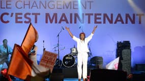 Yannick Noah fêtera la victoire de François Hollande à la Bastille le 6 mai 2012, ce qui lui vaudra les critiques de la droite