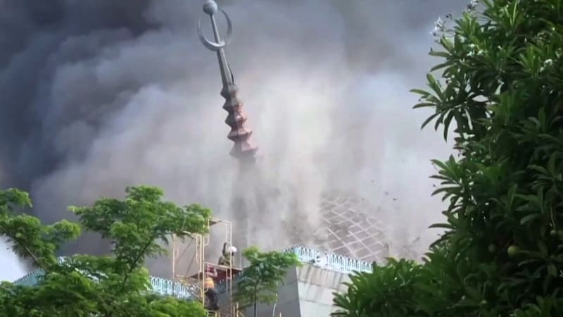 Indonésie: le dôme géant d'une mosquée s'effondre en plein Jakarta à cause d'un incendie