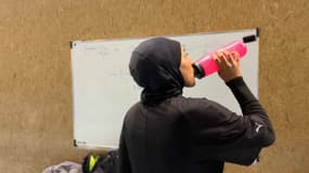 Une jeune handballeuse français portant un hijab lors d'un entraînement