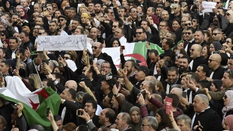 Les Algériens manifestent depuis maintenant 8 semaines. 